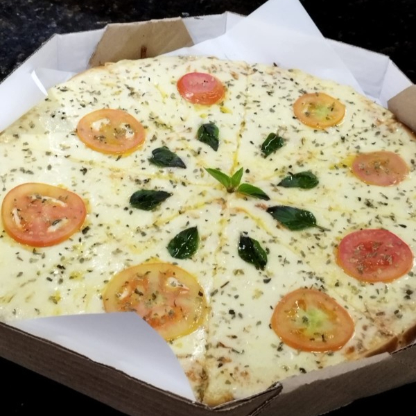 Massa, molho, muçarela, tomate, orégano e manjericão.