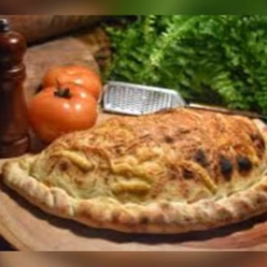 Deliciosa Calabresa fatiada com mussarela e molho de tomate.