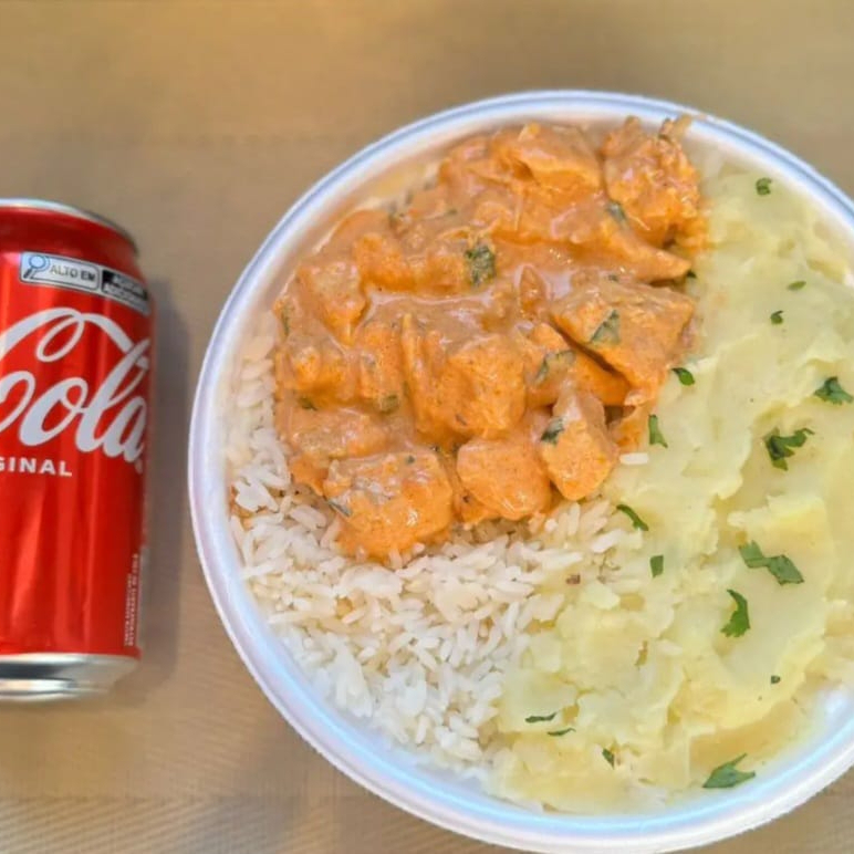 Marmita com delicioso filé de frango ao molho strogonoff acompanhado de arroz branco e purê batata. Acompanha refrigerante lata Coca Cola 350ml. Marmita indicada para 01 pessoa.