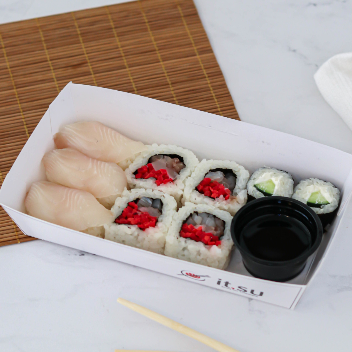 Caixa media 9 peças 4 peças Maki Tilápia e gengibre vermelho 3 peças Niguiri de Tilápia 2 peças Hossomaki Pepino cream cheese 1 pote de Shoyu