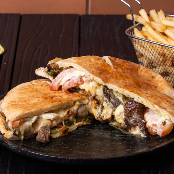 Para fãs do gostinho de churrasco. Feito com Picanha em tiras, selada na chapa e coberta com Queijo prato derretido. Ainda em seu recheio, temos alface, tomate, vinagrete e a famosa Maionese Bedu. Um Mini-Beirute indispensável para os amantes de uma boa carne