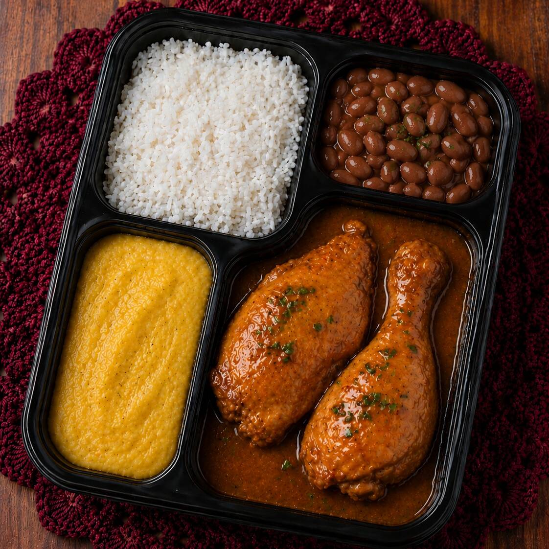 Executivo Frango ao molho, acompanha arroz, feijão e polenta
Marmita com divisória