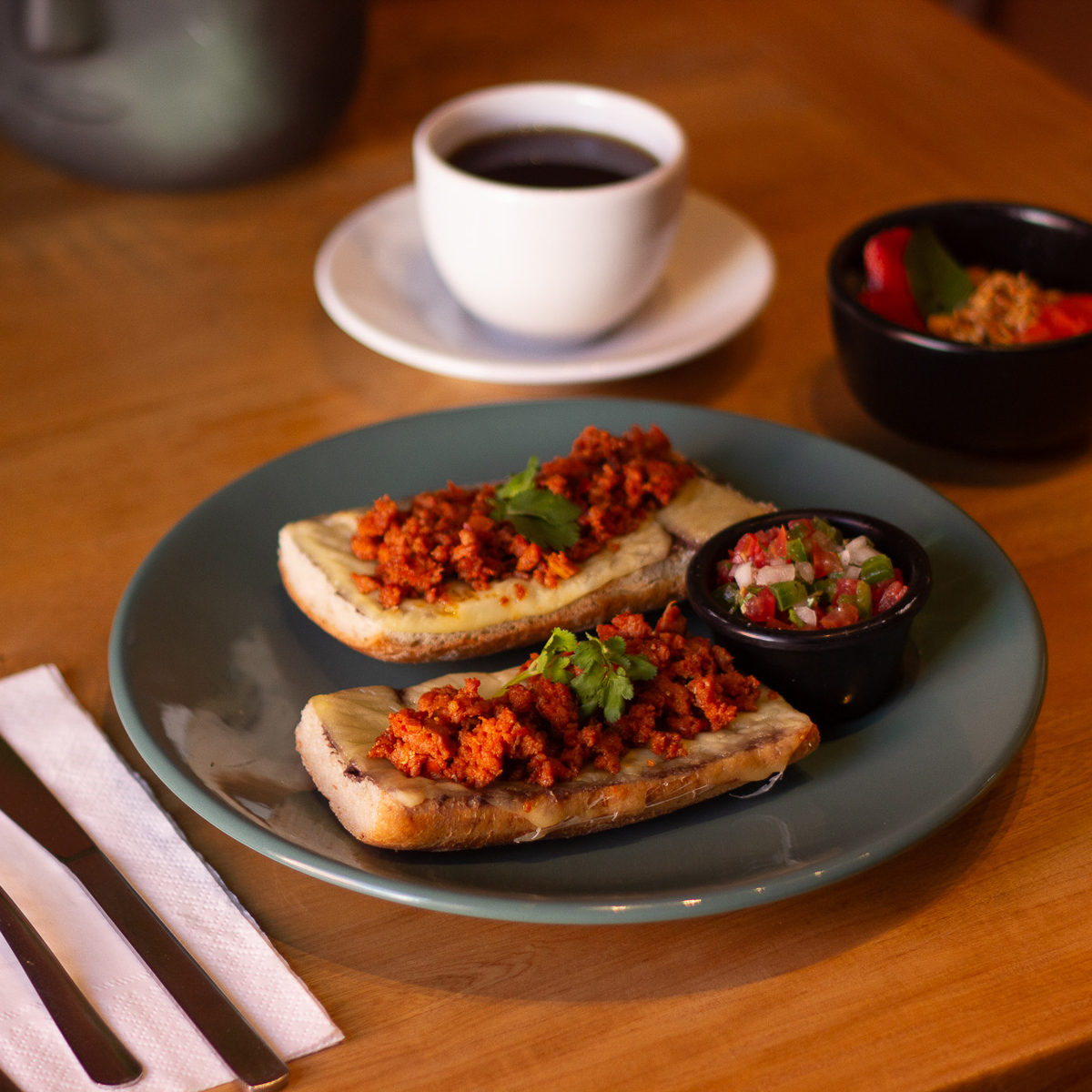 MOLLETES CON CHORIZO