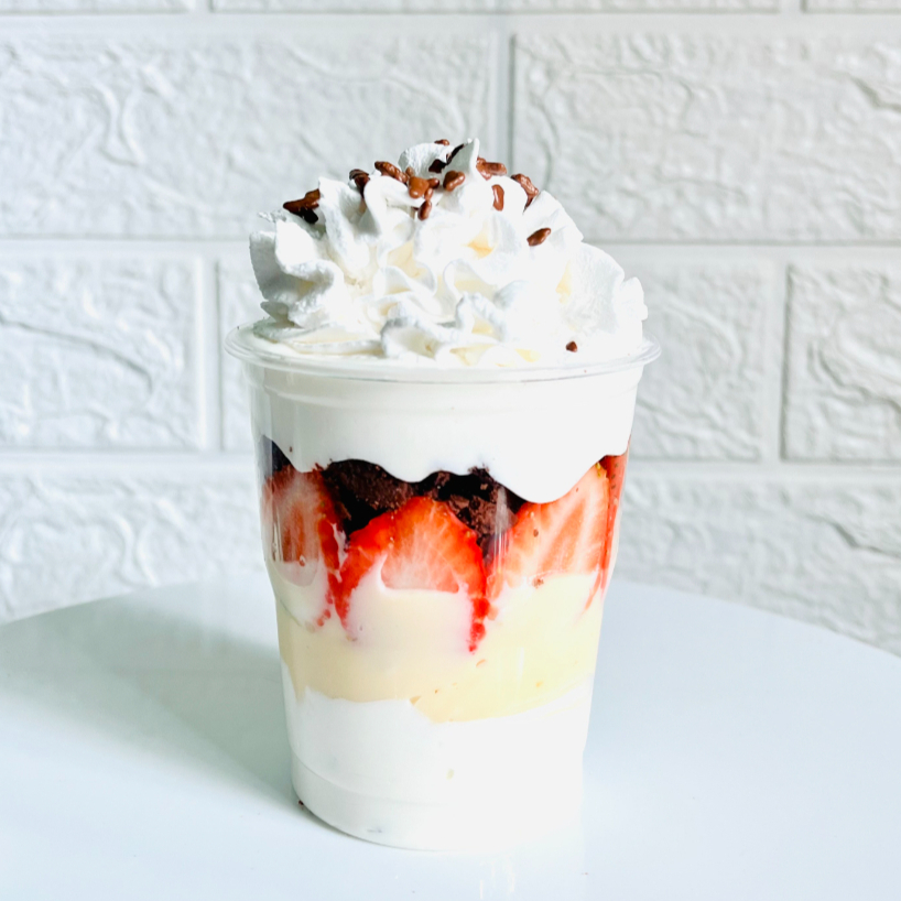 Camadas de mousse e brigadeiro de ninho, morangos frescos e brownie. Cremoso, marcante e cheio de textura!