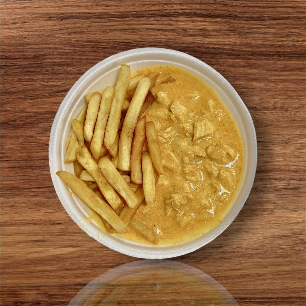 Marmita acompanha arroz branco e fritas.