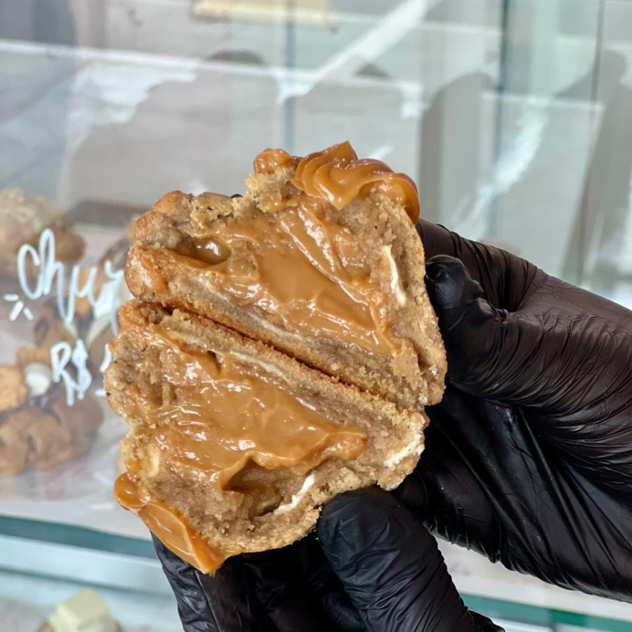 Ainda em clima julino nosso cookie trás a releitura do churros tradicional, nossa massa tradicional chocolate branco e canela, recheado com doce de leite artenal, para finalizar polvilhado no açúcar e canela.