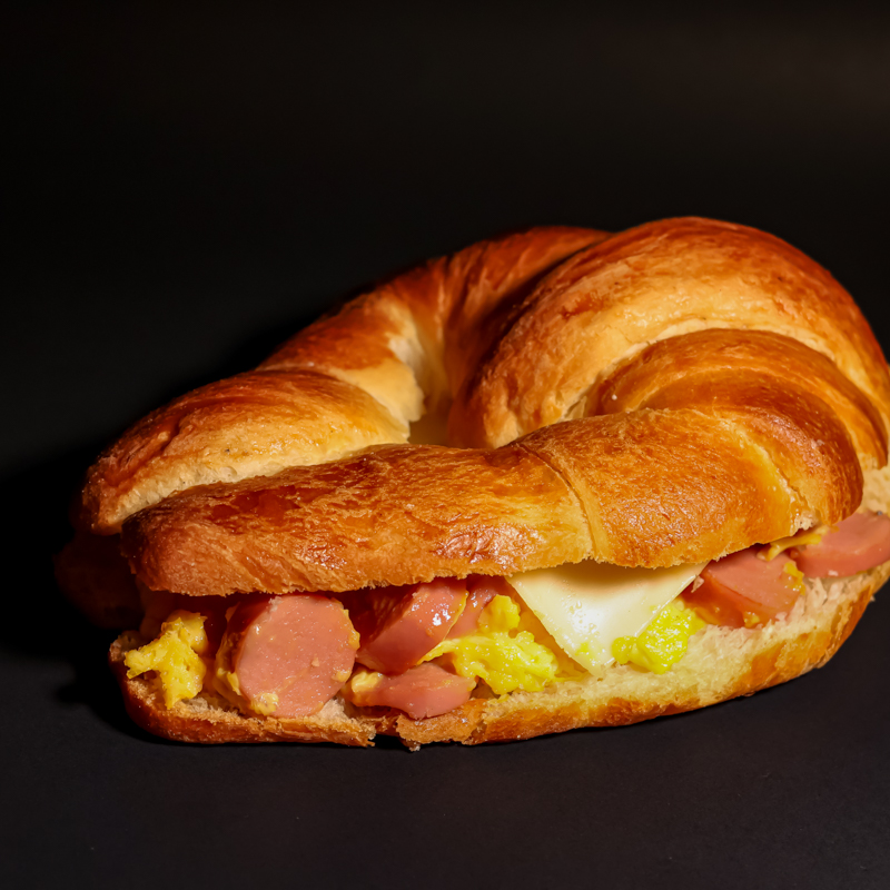 Croissant de Jamón + Chocolate Caliente