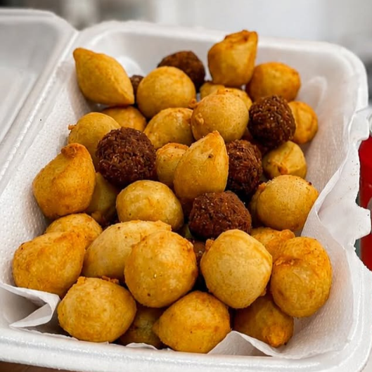 20 unidades de mini salgadinhos: 5 coxinhas de frango com requeijão, 5 bolinhas de queijo,5 croquete de pizza, 5 kibe recheado com requeijão cremoso. Fritos na hora, sequinhos e crocantes
