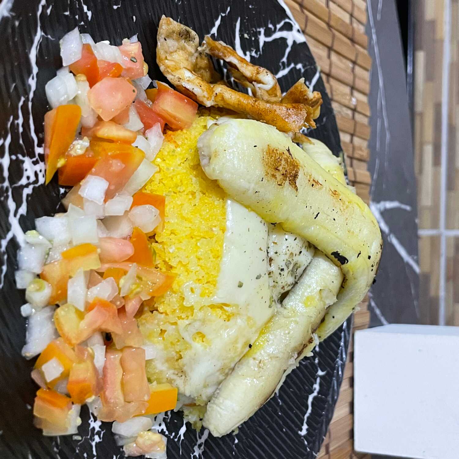 Cuscuz, queijo coalho, queijo mussarela e banana assada