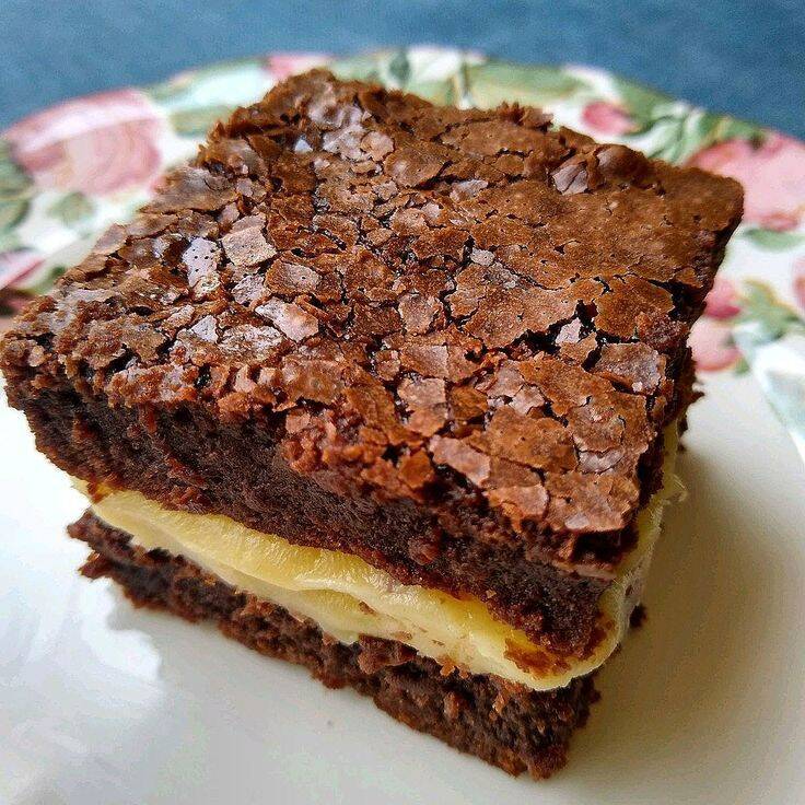 Brownie com casquinha crocante por fora e massa úmida por dentro, recheado com muito sabor para deixar qualquer momento mais doce.