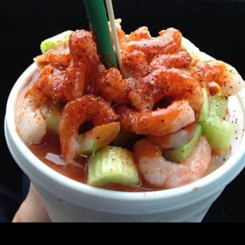 Clamato con camarones