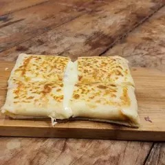 Crepe com massa fina e crocante, recheado com mussarela derretida, com um toque de orégano, trazendo leveza e sabor na medida certa.