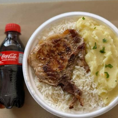 Marmita com deliciosa bisteca suína preparada com arroz branco, feijão e purê de batata inglesa. Acompanha refrigerante pet Coca Cola bem gelada. Marmita indicada para 01 pessoa. Serve 1 pessoa (400g)