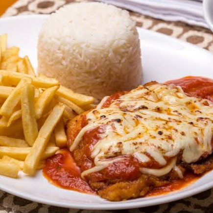 filé de frango empanado coberto com molho de tomate e queijo, acompanhado de arroz e batata frita. Aprox 700g