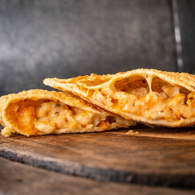 Nosso pastel da camarão é o segundo carro chefe. Nosso camarão é preparado com ingredientes caseiros, ele leve um maravilhoso molho para dar mais vontade de comer #camarão #pastel #rose #comida #lanche #larica