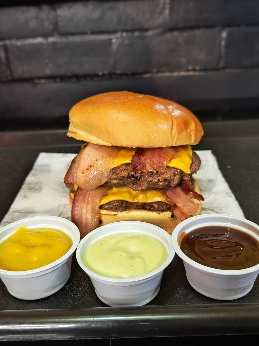 Pão de brioche , 2 blends bovino 120g , 2 fatias de cheddar , bacons  , (  maionese de bacon , ketchup e mostarda )