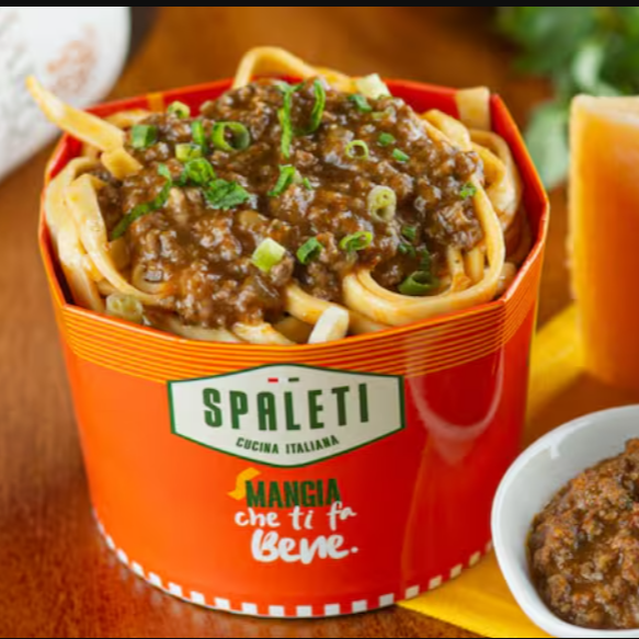 "Um clássico da culinária italiana! Massa fresca ao estilo Talharim, envolto em um saboroso molho à bolonhesa composto por carne bovina moída, mix de cubos de calabresa e bacon, molho de tomate, temperos exclusivos do Spaleti, finalizado com cheiro verde para dar aquele toque especial. Perfetto!
Amou o Bolonhesa? Experimente nosso combo que inclui ele, o Mandriole e Coca Média por R$ 54,99 na seç