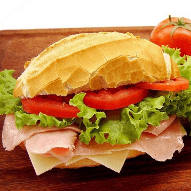 Pão francês, presunto, queijo tomate e ovo frito