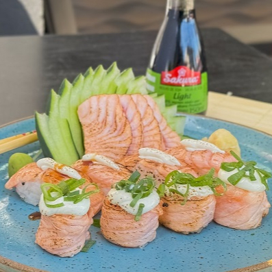 4 sashimi + 4 joe + 4 niguiri – tudo maçaricado (Acompanha 2 pares de hashi + 2 saches de molho shoyo + 2 saches de tarê)