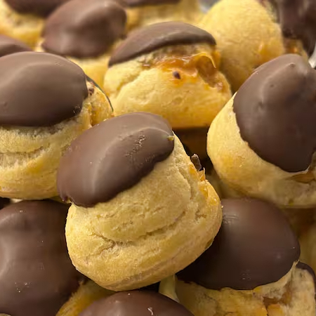Recheio de doce de leite, cobertura de chocolate meio amargo.