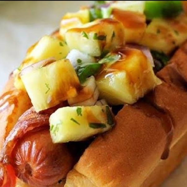 Hotdog especial relleno hawaiano