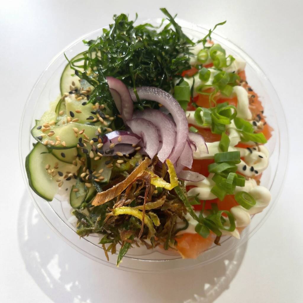 250 Arroz japonês,Salmão Cru, cream cheese, cebolinha, Crisp de couve,cebola roxa, Alho poro, sunomono e gergilin