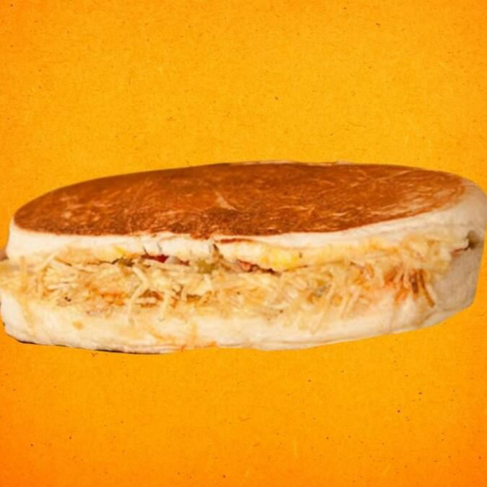 Dois cachorros quente (pão, salsicha, cheddar, Catupiry, batata palha, ketchup e mostarda) + 1 porção de batata (com cheddar, Catupiry e ketchup) e um refrigerante 1l ou 1,5l.