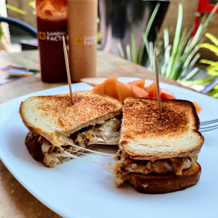 Pollo y Queso Sandwich