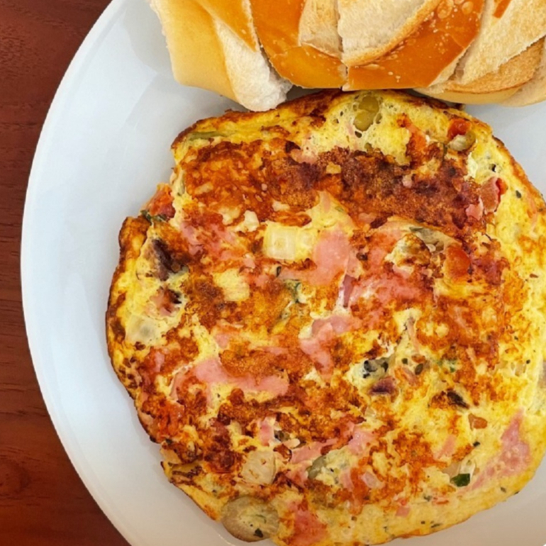 Presunto, queijo muçarela, tomate, cebola, azeitona, bacon e orégano.