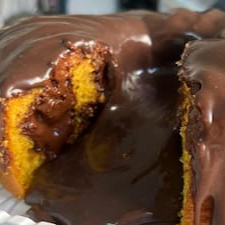 Bolo de Cenoura fofinho com pedaços de chocolate nobre e uma explosão de muuito brigadeiro cremoso irresistível. Uma experiência que transborda sabor! Serve aprox. 8 fatias