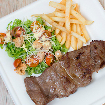 Planchita carne 90g, papitas, ensalada y bebida