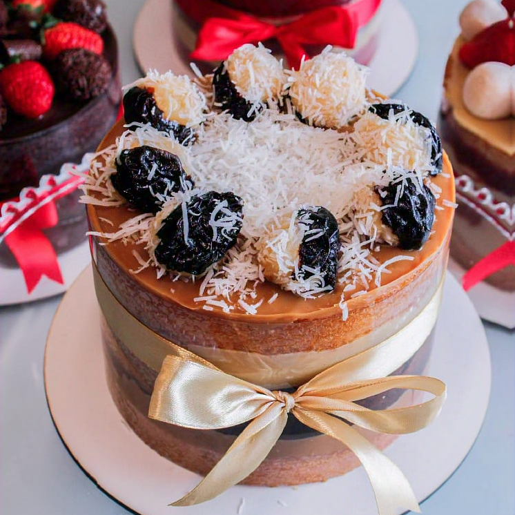 Massa branca molhadinha, com duas camadas de recheio de doce leite, ameixa e coco. Bolo com 15 cm de diâmetro por 10 cm de altura 12 a 15 pessoas.