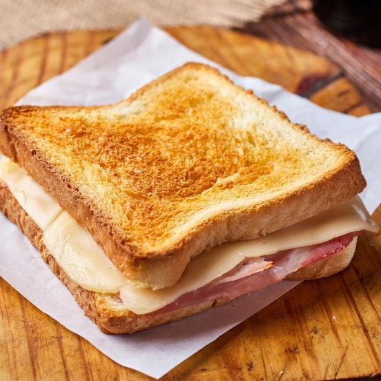 Pão de Forma, queijo e presunto na Chapa