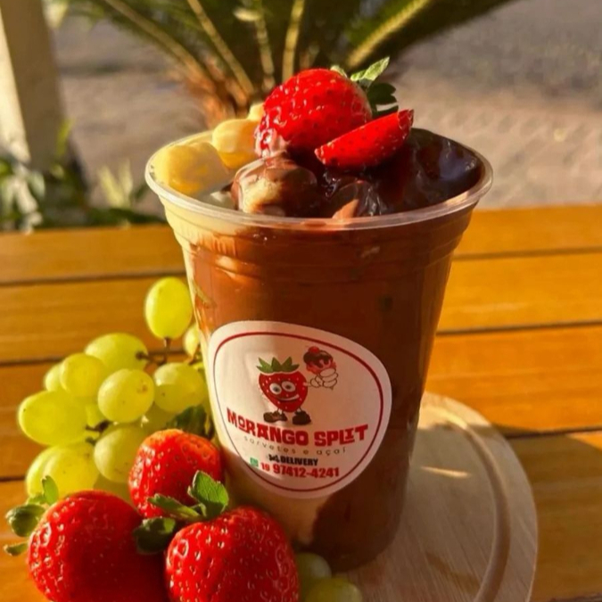 Nosso fondue é servido no copo, com frutas frescas e uma deliciosa calda quente de chocolate ao leite, cremosa e irresistível. Perfeito para adoçar qualquer momento!