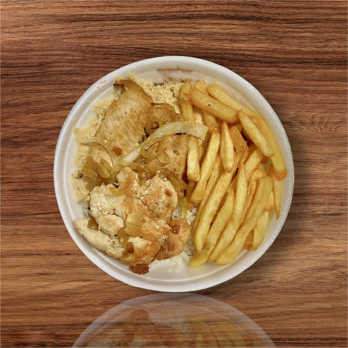 Marmita acompanha, arroz branco, feijão preto, farofa e fritas.