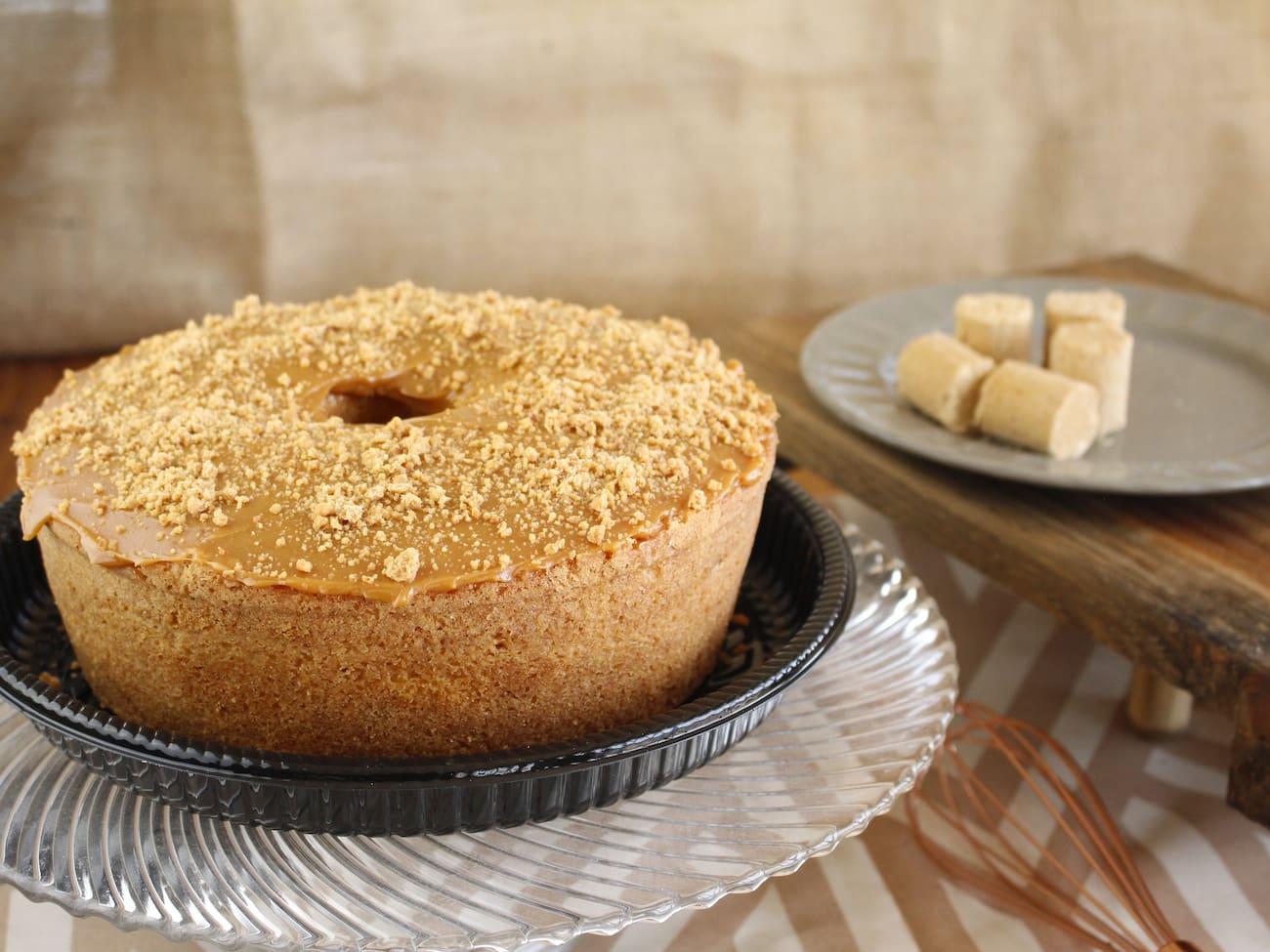 Bolo Paçoquita
Rende de 8 a 10 fatias. Pesa Aprox. 900g. Comercializado em Temperatura ambiente. Vendido Pronto para consumo. Contém glúten, lactose, ovos. Conservar em local fresco e seco. Consumir em até 3 dias.
O sonho de qualquer amante de amendoim. Unimos a icônica Paçoquita à cremosidade do doce de leite cobrindo o bolo com uma massa aerada e cheia de sabor. A cobertura traz o contraste da textura da paçoca esfarelada que a gente tanto ama. Um encontro de gigantes nacionalmente delicio