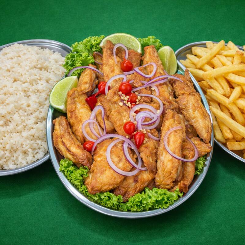 Filé de tilápia inteiro, bem servido, acompanhado de arroz para até 3 pessoas e uma porção generosa de batatas fritas.