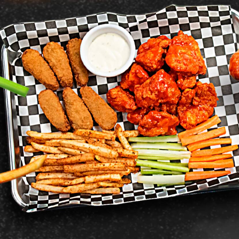 Combo Boneless y Alitas, Papas y Aros de Cebolla