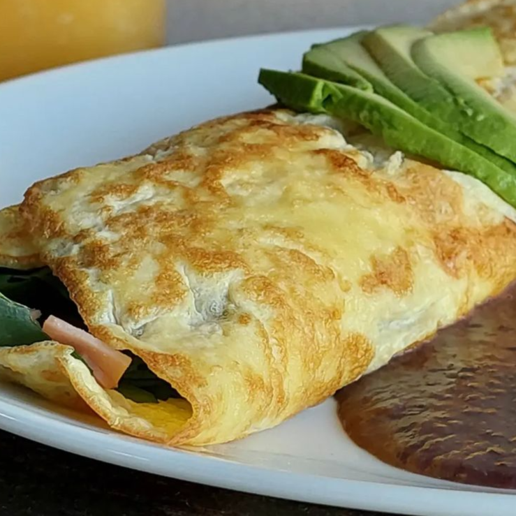 Omelette de claras con espinacas y queso panela