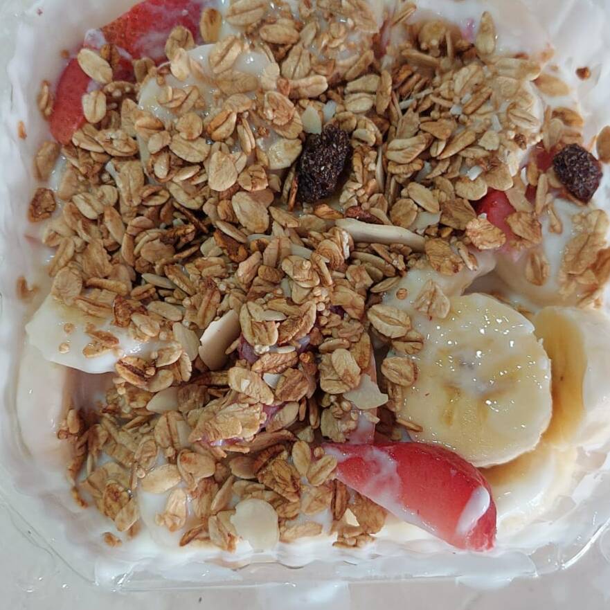 BIONICO Fruta con Granola y Crema de la Casa