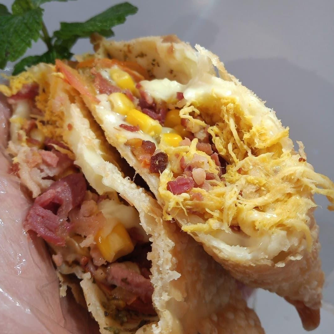 Frango, Milho, Requeijão Cremoso, Mussarela, Bacon, Tomate fresco e um toque de Orégano.