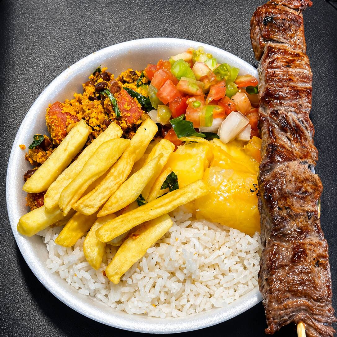 Arroz, feijão tropeiro ou caldo, vinagrete, mandioca, batata frita.