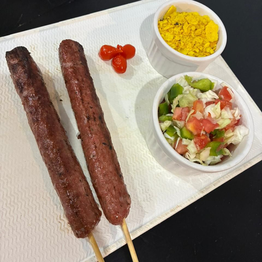 Delicioso espetinho de Kafta bovina, temperada no ponto certo e grelhada na brasa.