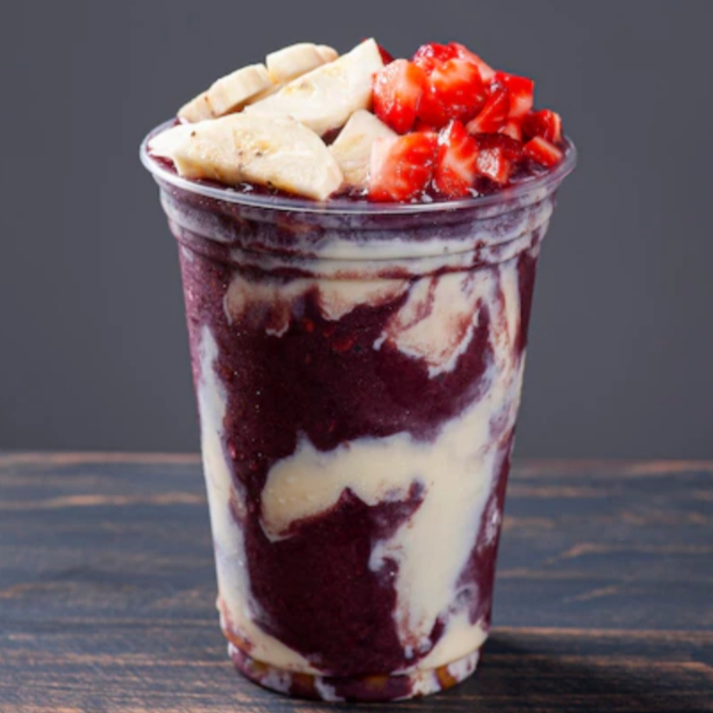 Açaí cremoso, recheado com farta camada de leite condensado, banana e morangos frescos, finalizado com leite condensado, garantindo doçura equilibrada e sabor marcante.