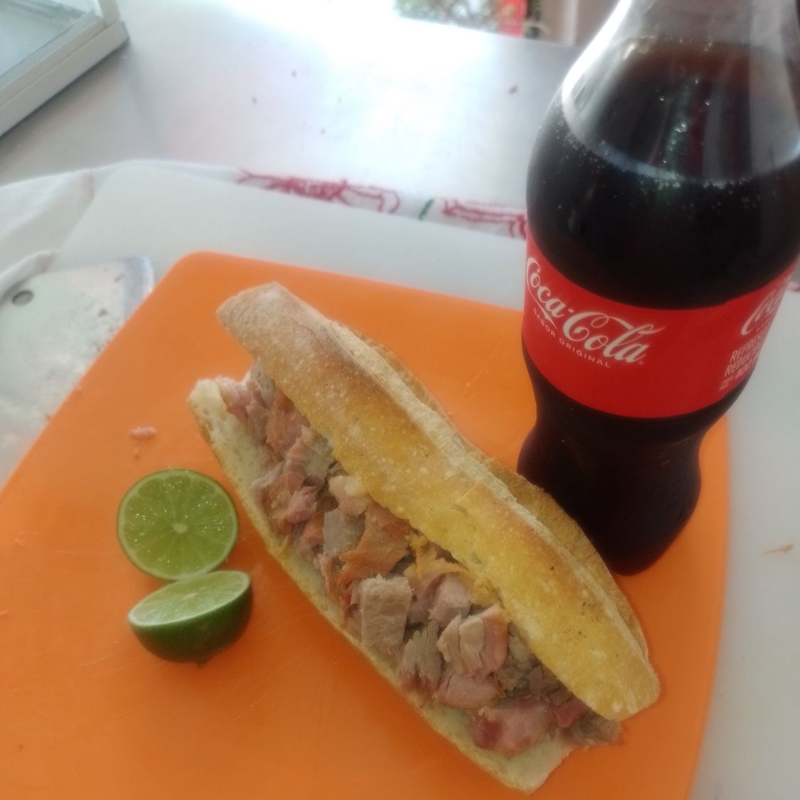 Torta ahogada de carnitas y refresco de 400 mil