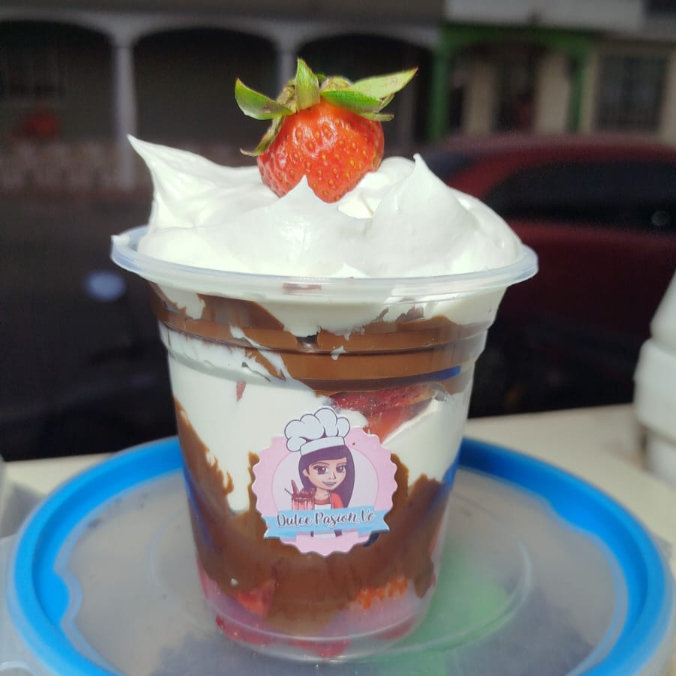 Fresas con Chocolate y Crema 12 OZ