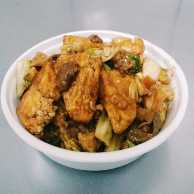 Queijo de soja com carne , frango, acelga, brócolis, cenoura, couve- flor e cogumelo ao molho shoyu.