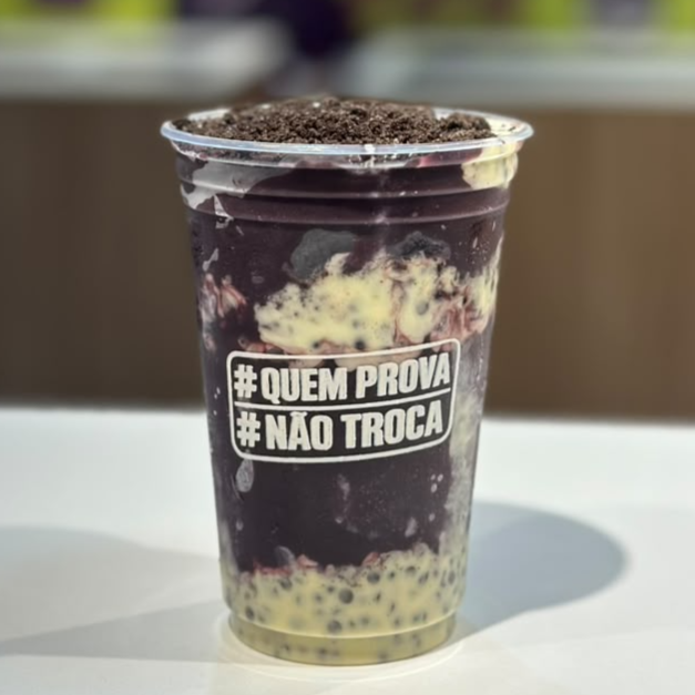 Açaí super cremoso no copo de 300 ml combinadas com o irresistível creme de cookies e pedaços crocantes de bolacha Oreo triturada,