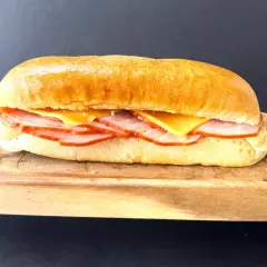 Baguette Lomo con Queso + papas + jamaica 500ml