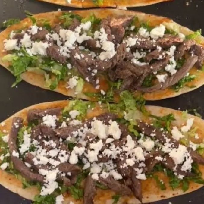 Huarache de birria de res con queso Oaxaca